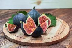 figs cut in half on a cutting board