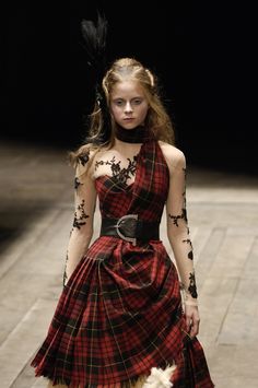 Alexander McQueen at Paris Fashion Week Fall 2006 - Runway Photos Haute Couture Style, Dragon Costume, Mc Queen, Robes Vintage, Mcqueen Fashion, Hey Jude, Runway Pictures, Mode Inspo