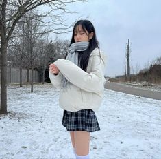 White Puffer Jacket Outfit Korean, White Puffer Jacket Outfit, Snow Clothes, Puffer Outfit, Japan Outfits, White Puffer Jacket, Puffer Jacket Outfit, Oki Doki, White Puffer