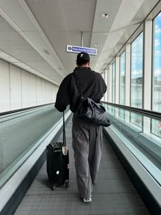 Airport Outfit Men, Cap Outfit Men, Vintage Balenciaga, Sac Vanessa Bruno, Air Port Outfit, Legging Court, Sweat Gris, Airport Pictures, Masc Outfits