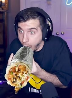 layze slurping a burrito Comfort Youtubers, Fav Person, Z Boys, Fav Youtubers, Best Youtubers, Wallpaper Ideas, Eminem, Youtubers