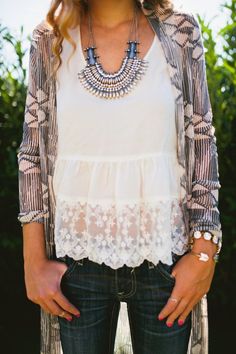 Girly Boho, Moda Hippie, Boho Cardigan, Diy Vetement, Jeans Outfit Casual, Mode Boho, Mode Inspo, Hippie Style