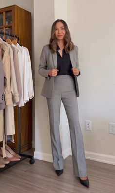 Gray Suit For Women Work Outfits, Casual Business Meeting Outfits For Women, Court Lawyer Outfit, Corporate Millennial Outfit, Suits Formal Women, Corporate Office Attire Women, Law Office Attire, Womens Lawyer Outfits, Congressional Intern Outfit