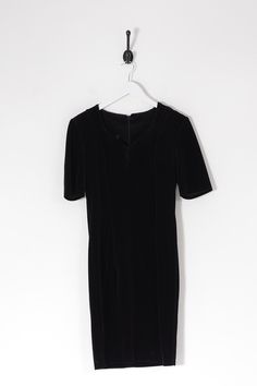 Gender:Womens  Vintage velvet-feel shift dress in black with short sleeves and zip fastening on the back. Tag states 12, however we estimate to fit size small. Made from polyester blend.  Condition:Excellent    Measurements:  Pit To Pit 17" Sleeve (Underarm) 5" Base Of Collar To Hem (Front): 32" Waist: 30" Velvet Shift Dress, Images Vintage, Shift Dress Black, Vintage Velvet, Dress Clothes For Women, Shift Dress, Dress Black, Short Sleeve Dresses, Dress Outfits