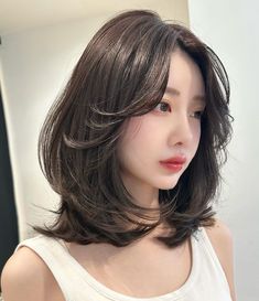 Shoulder Length Haircuts With Curtain Bangs, Short Thick Hair Styles Shoulder Length, Collarbone Length Butterfly Haircut, Haircut Styles For Short Hair For Women, Layercut Haircut Short, Hairstyle Ideas For Shoulder Length Hair, Short Hair Butterfly Cut With Bangs, Different Short Haircuts For Women, Hair Cuts Collar Bone Length