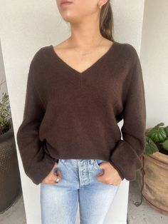 Brown sweater Chocolate Brown Sweater Outfit, Vneck Sweater Outfit, Brown Sweater Outfit, Chocolate Brown Sweater, Sweater Inspiration, Brown Sweaters, Brown Knit Sweater, Sweater Outfit, Capri Blue