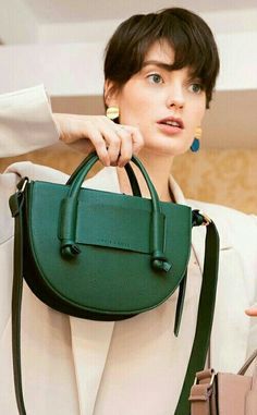 Leather Bag Tutorial, Trendy Purses, Leather Bag Pattern, Diy Leather Bag, Green Handbag, Girly Bags, Fancy Bags, Leather Bags Handmade