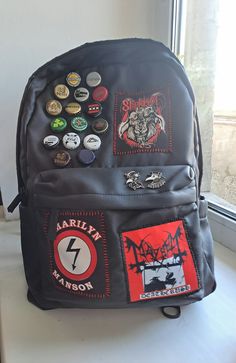 Painting Backpack Ideas, Backpack Inspiration, Painting Backpack, Punk Fashion Diy, Backpack Ideas, Teen's Backpack, Punk Looks, Decorated Bags