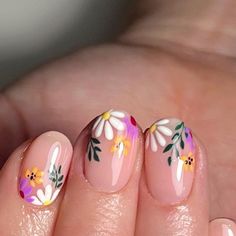 Nails Design Floral, Flower Shellac Nails, Gel Nail Manicure Designs, Floral Nail Inspiration, Easy Floral Nail Designs, Simple Nail Flower Designs, Floral Accent Nails, Flowers On Nails Simple, Floral Tip Nails