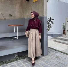 Kemeja Outfit Hijab, Cream Outfit Hijab, Navy Top Outfit, Korean Style Hijab, Ootd Idea, Blouse Korean Style, Outfit Hijab Casual