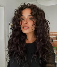 In a world of straight lines, be a beautiful curve. 📸 : caro.stxr  #curly #curls #curlyhair #hairstyle #hairideas #amazingcurls #curlday #naturalcurl #beautifulcurls #curlygirl #curlyday #curlroutine #blackhair Loose Curl Haircut, Dark Brunette Curly Hair, 2a Curly Hair Haircuts, Short Curly Dark Hair, Wavy Curls Hairstyles, Curly Wavy Haircut, Haircuts For Wavy Curly Hair, Curly Haircut Inspiration, 2b Curly Hair