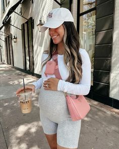 Casual Biker Shorts Outfit, Chic Pregnancy Style, Pregnancy Outfits Casual, Cute Pregnancy Outfits, Pregnancy Fits, Maternity Fits, Bump Outfits, Spring Maternity Outfits, Summer Pregnancy Outfits