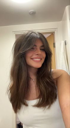 Brown Hair Inspo, روتين العناية بالبشرة, Long Hair With Bangs, Mid Length Hair, Cut My Hair