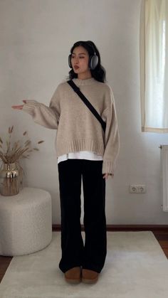 Minimalist Style Fashion Women, Ootd For Winter, Cosy Work Outfit, Dress Pants Winter Outfit, Fall Outfits With Pants, Cosy Chic Outfit, Cozy Winter Work Outfit, Outfit Pull Beige, Christmas Simple Outfit