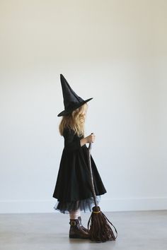 Toddler Witch Costumes, Kids Witch Costume, Witch Costume Diy, Diy Fantasia, Best Couples Costumes, Baby Kostüm, Witch Costumes, Hallowen Costume, Witch Halloween Costume