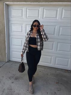 Leggings Crop Top Flannel Outfit, Crop Top With Flannel, Flannel Outfits With Leggings, Outfit Ideas With Flannels, Flannel Outfits Black Women, Flannel And Leggings Outfit, Outfits With Flannels, Leggings And Flannel Outfit, Fall Flannel Outfits