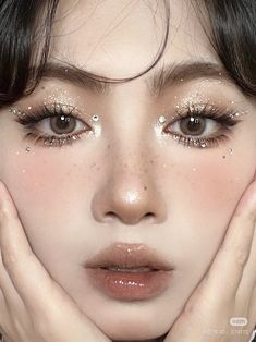 Korean White Makeup, Formal Winter Makeup, Prom Makeup Round Eyes, Christmas Makeup Asian, Autumn Korean Makeup, Dune Inspired Makeup, Winter Ball Makeup, Snowy Makeup, Christmas Makeup Looks Simple