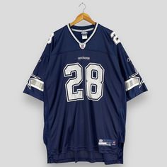 Sports Jersey Aesthetic, Vintage Nfl Jersey, Vintage Jersey Football, Vintage Jersey Outfit, Oversized Jersey Outfit, Nfl Jersey Outfit, Jersey Outfit Men, American Outfits, Blue Football Jersey