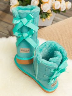 Uggs Fashion, Double Ribbon Bow, Monogram Boots, Cute Uggs, Glamour Vintage, Double Bow, Warm Shoes, Shearling Boots, Cute Boots