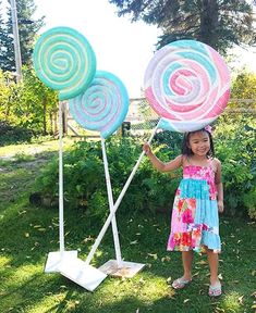 How to Make a Giant Lollipop Candy Props, Giant Ice Cream, Candy Decorations Diy, Giant Lollipops, Ice Cream Party Decorations, Lollipop Party