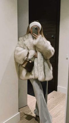 Winter Fur Aesthetic, Winter Old Money Outfit Women, Outfit Ideas Fur Coat, Old Money Fur Coat, Winter Outfits With Fur Coat, Winter 2024 2025 Outfits, Outfits With Fur Coat, Winter Outfits Fur Coat, Outfit With Fur Coat