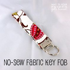 No-Sew Fabric Key Fobs @ Wait Til Your Father Gets Home make the perfect gift! #nosew #keyfob #keychain Mops Crafts, Diy Belts, Fabric Crafts Diy, Trendy Sewing, Wristlet Keychain, No Sew, Diy Keychain