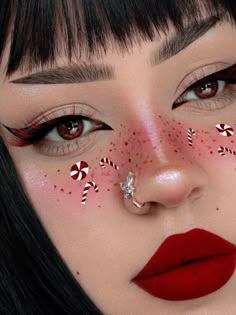 Cute Xmas Makeup, Elf Christmas Makeup, Cool Christmas Makeup Looks, Christmas Present Makeup Look, Christmas Makeup Aesthetic, Christmas Makeup Ideas Simple, Christmas Make Up Looks, Makeup Noel, Goth Christmas Makeup