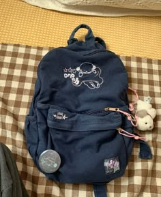 Backpack With Pins, Stationary Bag, Stylish School Bags, Backpack Essentials, Inside My Bag, Backpack Keychains, Handbag Essentials, Backpack Decoration, What In My Bag