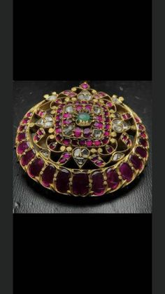 Loket Sets, Polki Tikka, Jwellary Desi, Mughal Designs, Mughal Jewelry, Antique Necklaces Design, Diamond Pendants Designs, Exotic Jewelry