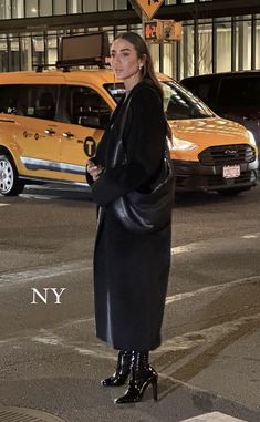 Tamara Kalinic 2023, Full Black Outfit Classy, Classy Rainy Day Outfit, City Outfits Winter, New York City Outfits Winter, New York Winter Outfits, Winter Outfit Guide, New York City Outfits, Chilly Weather Outfits