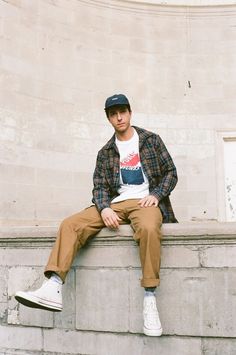 Indie Outfits Men, Beanie Diy, Khaki Pants Outfit, Mens Outfit Inspiration, Outfits With Converse, Mens Fashion Streetwear, Cooler Look, Stylish Mens Outfits, Men Fashion Casual Outfits