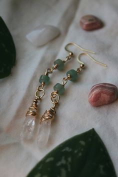 Handmade wire-wrapped crystal jewelry. Made with green beads and wire wrapped clear quartz. Comes with earring backs and I highly recommend always using them. Crystal Earrings Diy Stones, Wired Jewelry Ideas, Copper Wire Wrapped Jewelry, Wire Wrapped Charms, Beaded Wire Jewelry, Witch Jewelry Diy, Headpin Earrings, Wire Bead Jewelry, Gold Wire Jewelry