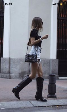 Cowboy Boots Women Outfits Summer, Cowboy Women Outfits, Cowboots Outfits, High Cowboy Boots Outfit, Spring 23 Fashion, Black Cowboy Boots Outfit Summer, Trendy Cowboy Boot Outfit, Black Western Boots Outfit, Black Cowgirl Boots Outfit