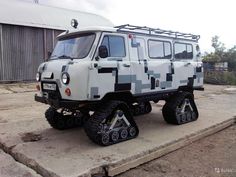 an off - road vehicle is parked in front of a building