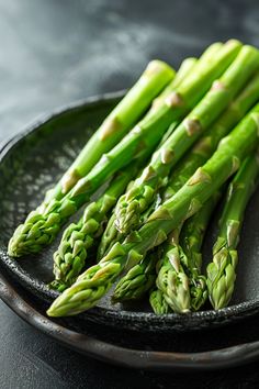 A plate of fresh green asparagus spears.