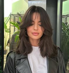 Dark Brown Face Framing Layers Layers Around The Face Medium, Natural Brown Hair Medium Length, Haircut Summer 2024, Elizabeth Hairstyle, Haircuts For 2024 Women, Shoulder Length Hairstyle Women, Summer Haircuts For Medium Hair, Summer Haircuts 2024