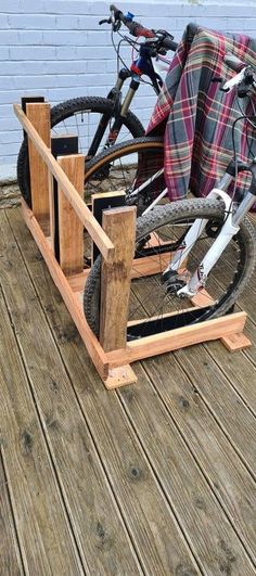 Bonjour, je vous présente un rangement pour vélo réalisé en palette. 
Comme vous pouvez le voir, nous pouvons ranger 3 vélo par rack (j'en ai fait deux). Pour ce fait j'ai découpé mes planches en fonction des tailles des roues des différents vélo, pour ajuster.
De plus j'ai protéger au niveau des contactes bois / pneu avec du plastique (récupéré d'intercalaire industriel).
Cela me permet d'avoir des vélos rangés. Et ne se touche plus.

N'hésitez à me pose des questions pour plus d'information. Baseball Diy, Support Velo, Garage Garden, Listening Room, Bike Rack, Garage Workshop, Outdoor Projects, Backyard Patio