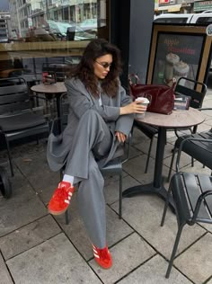 Colorful Shoes Outfit, Red Adidas Outfit, Red Sneakers Outfit, Red Shoes Outfit, Looks Adidas, Adidas Outfit Shoes, Sneaker Outfits Women, Samba Outfit, Professional Outfits Women