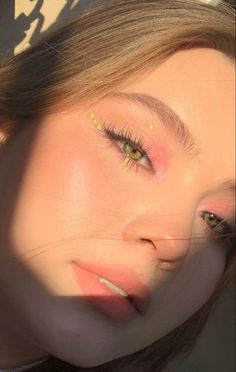 Gem Makeup Looks, Color Eyeliner Makeup, Gem Makeup, Shiny Makeup, Makeup Ojos