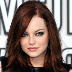 Emma Stone Red Hair, Dark Auburn Hair Color, Emma Stone Hair, Dark Auburn Hair, Shades Of Red Hair, Hair Color Auburn, Alicia Vikander, Super Hair, Hair Color Highlights