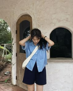 Japanese Summer Streetwear, Bandung Outfit, Blue Shorts Outfit, White Crossbody Bag, Deep Winter, Navy Blue Shorts