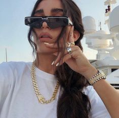 Black Sunglasses Outfit, Jewelry Shoot, Sunglasses For Your Face Shape, Sunglasses Outfit, Balenciaga Black, Stylish Glasses, Shield Sunglasses, Black Sunglasses, Looks Vintage