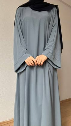 With its comfortable pattern and draped stance, our oversized round neck abaya, which you can use both in daily life and on special occasions, has been produced for you, valuable Muslim women. The arm detail adds color to the plain stance. It does not show, breathes easily and does not require ironing. Muslim Clothes For Women, Muslimah Dress Design, Women Abaya Design, Abya Styl Arabic, Abaya Styles For Women, Muslim Dress Design, Color Abaya Design, Decent Abaya Designs, Simple Burkha Designs