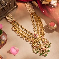 Brides With Gold Jewellery, Jwellery Design Indian Jewelry, Antique Gold Jewellery Designs, Jewel One Jewellery Collection, Bridal Engagement Dress Indian, Wedding Jewellery Collection For Bride, Gold Bridal Jewellery Indian, Gold Design Jewellery Necklaces, Vilandi Jewellery