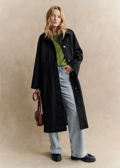 Oversize trench coat;Classic collar;Middle front button fastening ;Check lining;Water-repellent material;Length from shoulder 114 cm / 44.9 in (for a 36) Long Belted Coat, Retreat Outfits, Black Trench Coat Outfit, Sezane Clothing, Meg Ryan Fall, Oversize Trench Coat, Trenchcoat Outfit, Wool Coat Outfit, Uni Clothes