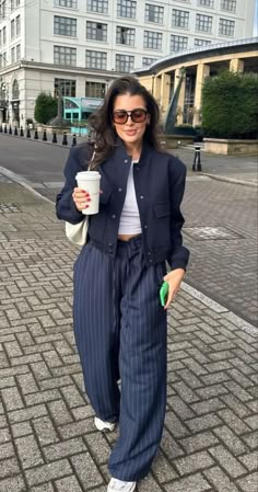 Stripe Pants Outfit, Old Money Fashion, Winter Mode Outfits, Money Fashion, Uni Outfits, Corporate Outfits, Elegante Casual, Outfit Trends, Mode Inspo