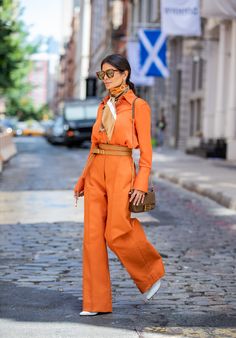 Pantalon Orange, Orange Outfits, Mode Editorials, Orange Pants, Elegante Casual, Street Style Inspiration, Mode Inspo, Orange Fashion