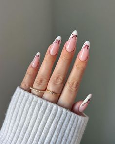 Celebrate the holiday season in style with these cute Christmas nails and designs, including festive nail art ideas that you can DIY at home! Cute Christmas Nail Designs, Nail Transformation, Bow Nail Designs, Bow Nail, French Tip Nail Designs, French Tip Acrylic Nails, Holiday Glam