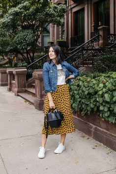 Midi skirt outfit ideas Denim Jacket Trend, How To Wear Denim Jacket, Coloured Denim Jacket, Chique Outfit, Denim Jacket Outfit, Midi Skirt Outfit, Denim Jacket With Dress, Skirt And Sneakers, Oversized Denim Jacket