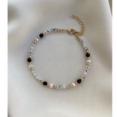 Pearl Crystal Bracelet, Gold And Pearl Beaded Bracelet, Modern Beaded Bracelets, Minimalist Jewelry Making, Kinds Of Beads, Chain Bracelet With Beads, Minimalist Beads Bracelet, Bead And Chain Bracelet, Minimalist Beaded Bracelet